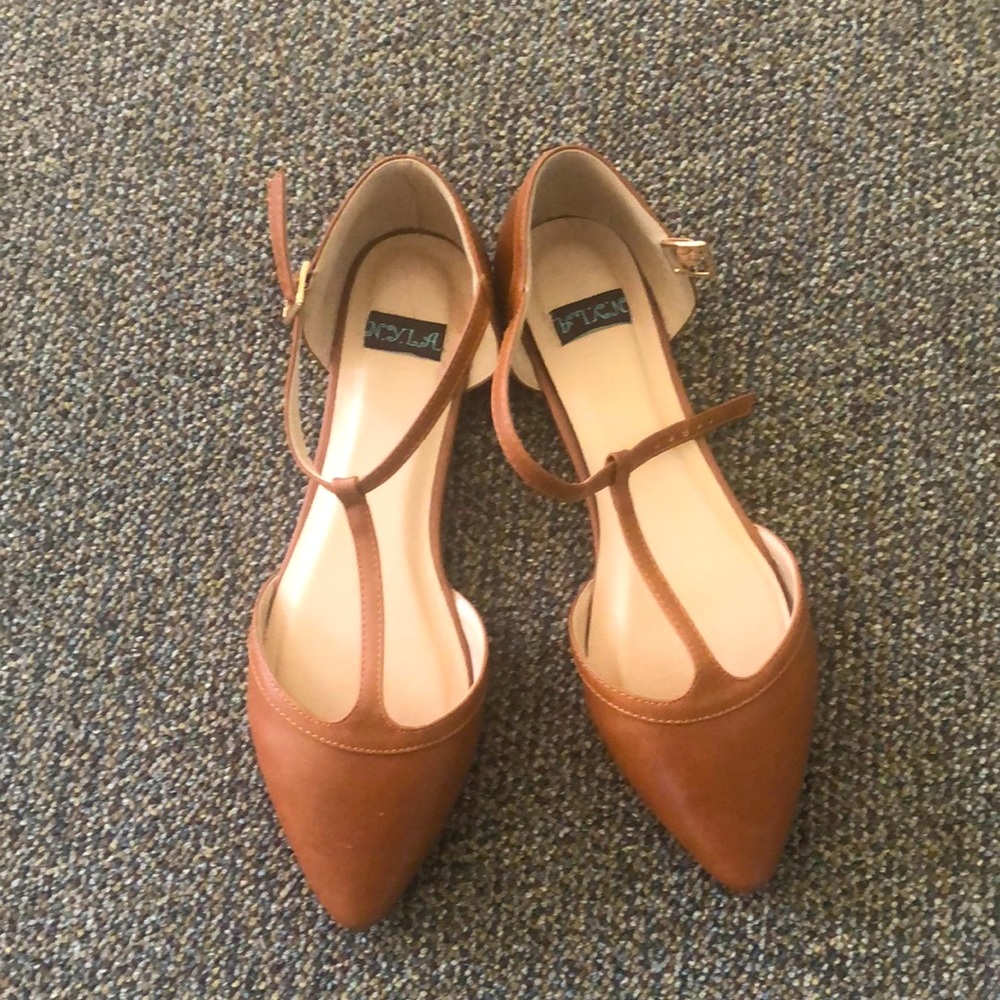 TBar Pointy Toe Leather Flats